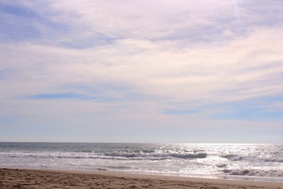 海浪撞在岸上白天
